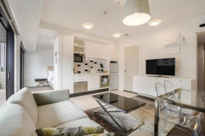 Bright & modern Auckland CBD apartment